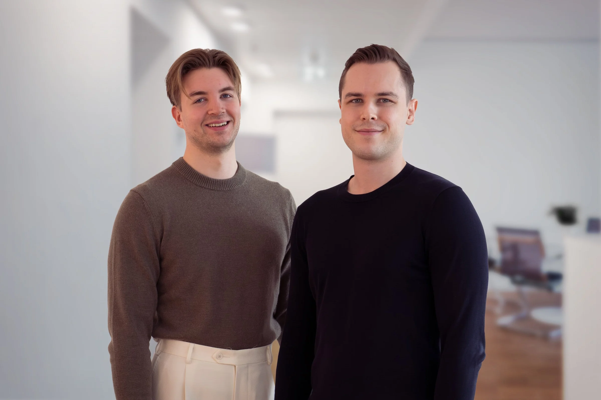 Henning Hartmann und Jonas Schneider, Gründer von Sichtlabs, im Office in Düsseldorf