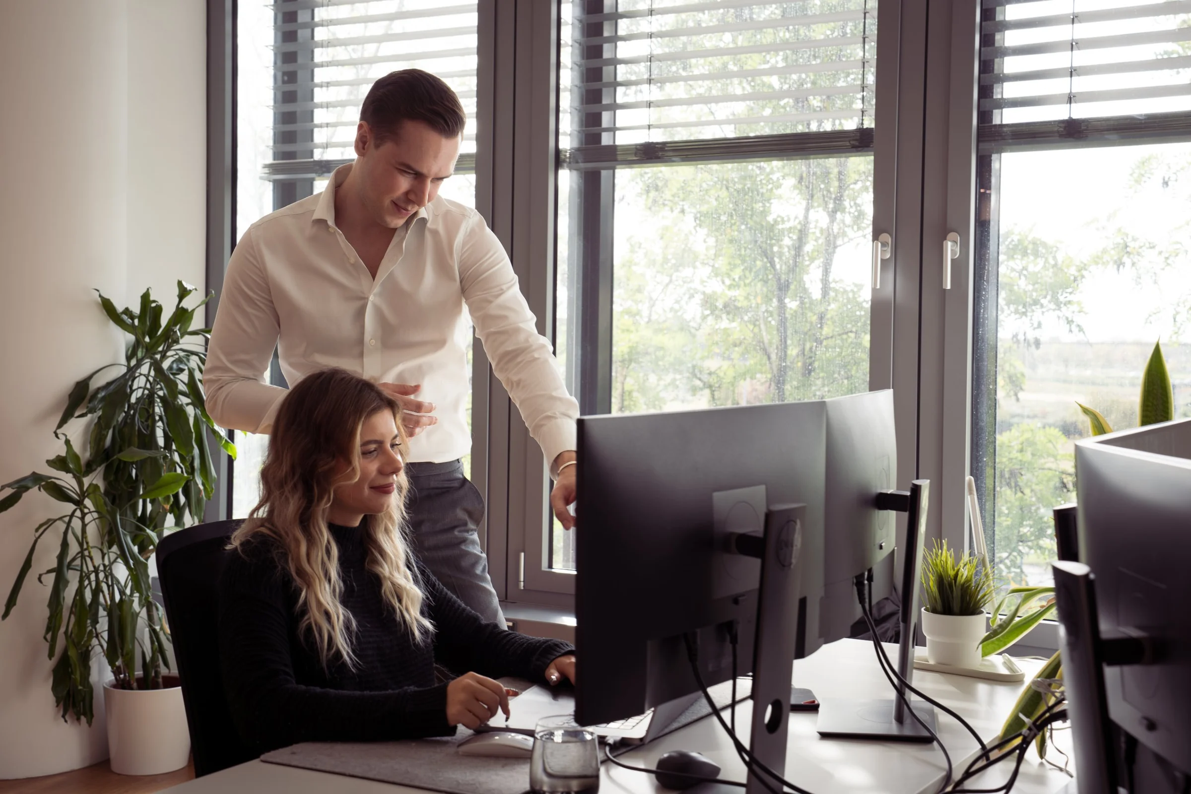 Jonas und Laura arbeiten gemeinsam an einem Kundenprojekt