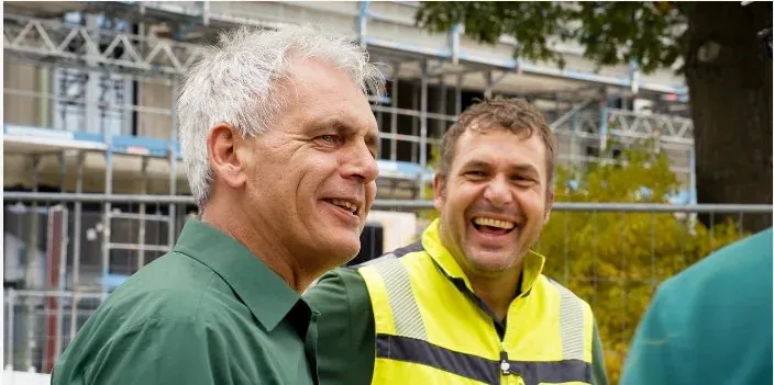 Hans Oppacher von Oppacher Beton im Gespräch auf einer Baustelle